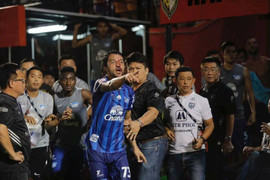 Video: Cầu thủ ngoại đánh nhau toác đầu ở giải Thái Lan