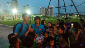 Video: Cổ động viên nhí vây kín Công Phượng, Tuấn Anh sau buổi tập