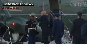 Video: Mũ lính Mỹ bị thổi bay, Tổng thống Trump hành động không thể tuyệt vời hơn