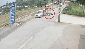 Xe máy từ ngõ lao ra như tên lửa, đâm sầm vào ô tô