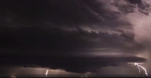 Video: Cơn dông khổng lồ kèm sấm sét như tận thế trên bầu trời Mỹ