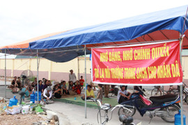 Video: Dân bức xúc lập 'chiến lũy' chặn xe chở rác ở Hải Phòng