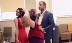 Bực mình với thái độ lạnh lùng của nhân viên ngân hàng, khách thuê vũ nữ múa thoát y