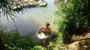 Dân tố thủy điện không xả nước khiến cá nuôi chết hàng loạt