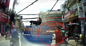 Dừng chờ đèn đỏ, thanh niên hồn nhiên trộm thùng bia trên xe ba gác