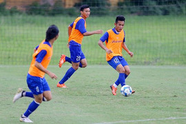 HLV Hữu Thắng rèn phối hợp nhỏ, tránh chấn thương cho U22 Việt Nam