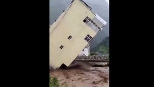 Video: Kinh hãi nhìn nhà cao tầng bị lũ kéo sập trong tích tắc