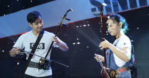 MC Nguyên Khang tự tin biến hóa với nhạc cụ dân tộc