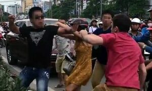 Video: Những vụ người nước ngoài bị đánh dã man sau va chạm giao thông ở Việt Nam