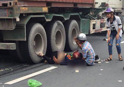 Va chạm với xe đầu kéo ở Hải Phòng, một thai phụ chết thảm