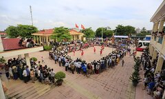 Video: Tuyển bóng chuyền nữ Việt Nam đấu trai làng ở đất vải Thanh Hà