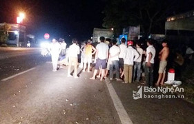 Xe máy tông đuôi xe tải đỗ ven đường, 3 người thương vong