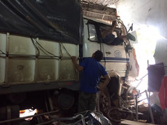 Xe tải lao đầu vào nhà dân lúc rạng sáng, 2 người bị thương