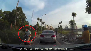 Vừa đi xe máy vừa nhắn tin, quệt vào ô tô suýt gây họa