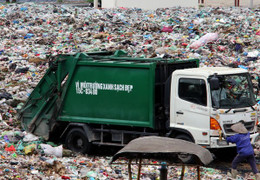 Cận cảnh bãi rác ô nhiễm khiến dân phải lập 'chiến lũy' ngăn chặn