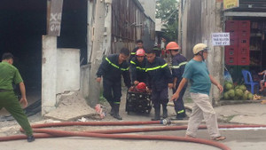 6 xe cứu hỏa cùng hàng chục cảnh sát chữa cháy trại nuôi heo