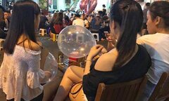 Bán 'bóng cười' lãi 6 - 7 triệu đồng mỗi tối