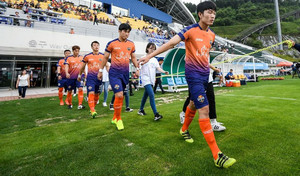 HLV Gangwon giải thích lý do Xuân Trường bị thay sớm