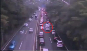 Hơn 1.000 ô tô nhường đường cho xe cứu thương giờ cao điểm tạo ra cảnh tượng hiếm có