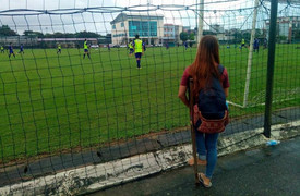 Nữ CĐV chống nạng theo dõi U22 Việt Nam dầm mưa khổ luyện