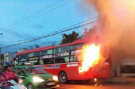 Video: 40 người tháo chạy khỏi xe khách bốc cháy trên đường Hồ Chí Minh