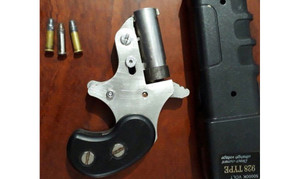 Bị truy đuổi, nam thanh niên rút súng dọa bắn cảnh sát đặc nhiệm