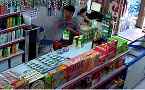 Thanh niên sức dài vai rộng trộm sữa trong siêu thị trong 'một nốt nhạc'