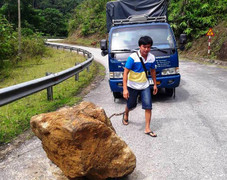 Tài xế dùng xe kéo khối đá 'khủng' nằm giữa quốc lộ ở Nghệ An