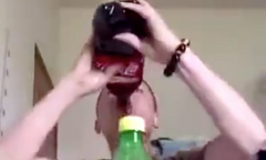 Video: Chàng trai uống cạn 5 lít nước ngọt có gas trong giây lát gây sốc