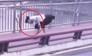 'Nữ quái' nhặt điện thoại của người nhảy cầu tự tử khiến dân mạng phẫn nộ