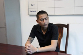 Phẫn nộ trước lời khai của kẻ hành hung, bắt bác sĩ quỳ gối xin lỗi