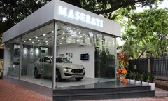 Cận cảnh showroom ô tô bé nhất Việt Nam và chiếc móc chìa khóa giá 1 triệu đồng