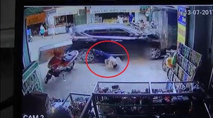 Khoảnh khắc ô tô 'điên' tông hàng loạt người đi bộ ngã văng ở Bình Dương