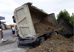 Xe tải đè nát ô tô con ở Nam Định, nam tài xế chết thảm