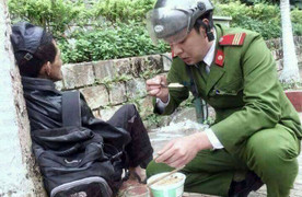 Hình ảnh đẹp của chiến sỹ công an Lào Cai lay động hàng triệu trái tim Việt