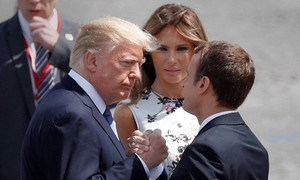 Màn 'đọ quyền lực' trong cú bắt tay 29 giây của Trump và Macron