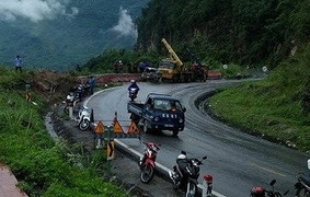 Ô tô tải tông vào tường phòng vệ, lao xuống vực sâu 40 m