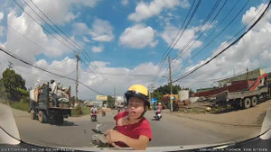 Tránh xe tải, thanh niên đi xe máy tông vào ô tô, ngã 'méo mặt'