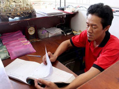 Xông vô nhà dân dàn cảnh để cướp tài sản