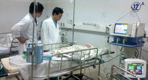 Đi du lịch cùng gia đình, bé trai 3 tuổi rơi từ tầng 5 khách sạn xuống đất