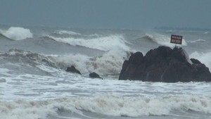 Cứu 8 cán bộ khí tượng thủy văn gặp nạn trên đường vào đất liền tránh bão số 2