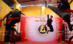 Chưởng môn Huỳnh Tuấn Kiệt cử em trai tỉ thí Flores