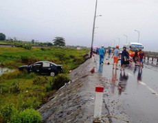 Ô tô tông 2 xe máy rồi lao xuống ruộng, 2 người chết thảm