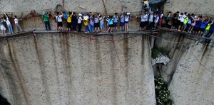 Dựng tóc gáy trải nghiệm đường mòn cheo leo trên vách núi dựng đứng ở Trung Quốc