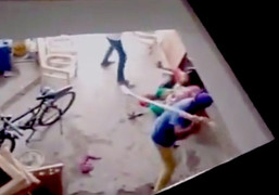 Không sinh được quý tử, người phụ nữ bị gia đình chồng đánh đập dã man