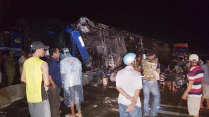 Lật xe khách, hơn 10 người nhập viện ở Khánh Hòa