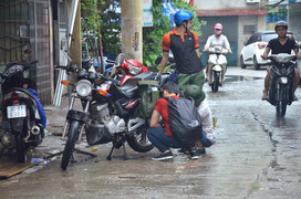 Lau bugi xe ngày mưa bão kiếm bộn tiền