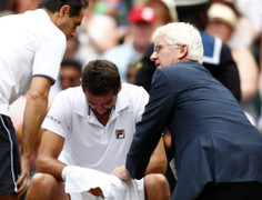 Video: Đối thủ của Federer khóc nức nở giữa trận chung kết Wimbledon
