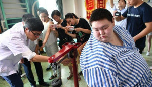 Người đàn ông béo nhất Trung Quốc giảm thần kì gần 100 kg sau sự cố ngã không tự dậy nổi