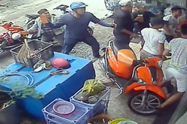 Video: Nhóm giang hồ lăm lăm hung khí tấn công căn nhà ở Sài Gòn
